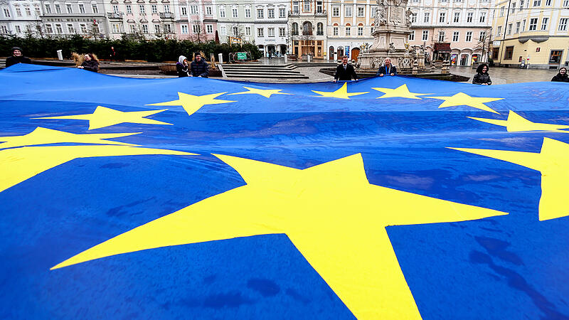 Die weltweit größte EU-Fahne, entrollt auf dem Linzer Hauptplatz: Symbolischer Auftakt  zur neuen OÖN-Serie