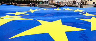 Die weltweit größte EU-Fahne, entrollt auf dem Linzer Hauptplatz: Symbolischer Auftakt  zur neuen OÖN-Serie