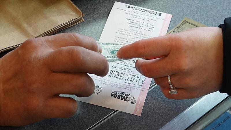 US-MEGA-MILLIONS-JACKPOT-NEARLY-1-BILLION-DOLLARS