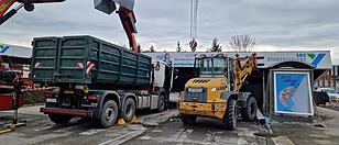 LKW demoliert Dach von SBS-Tankstelle.