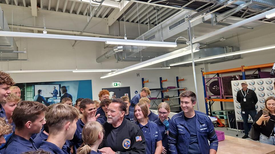 Arnold Schwarzenegger besucht BMW-Werk in Steyr