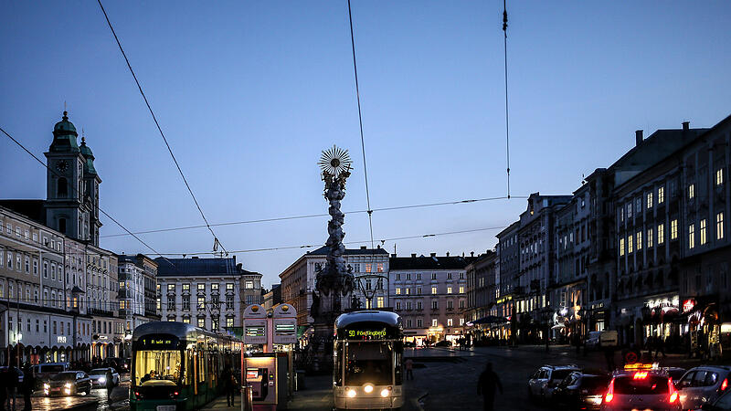 foto: VOLKER WEIHBOLD linz hauptplatz strassenbahn öffentlicher verkehr bim pöstlingbergbahn