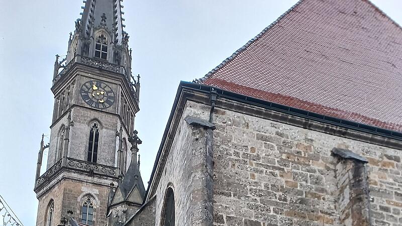 Vom Dach der Stadtpfarrkirche Steyr stürzten zahlreiche Biberschwanzziegel.