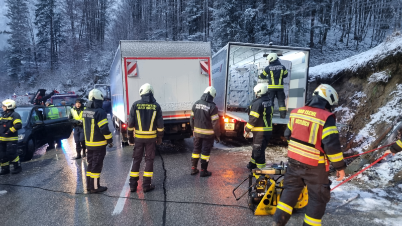 Kollision zwischen PKW und LKW in Gmunden