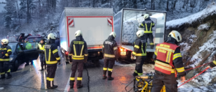 Kollision zwischen PKW und LKW in Gmunden