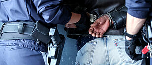 foto: volker weihbold polizei einsatz festnahme handschellen gestellt