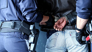 foto: volker weihbold polizei einsatz festnahme handschellen gestellt