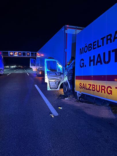 A1: Kleintransporter prallte gegen Lkw