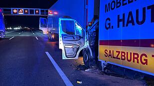 A1: Kleintransporter prallte gegen Lkw