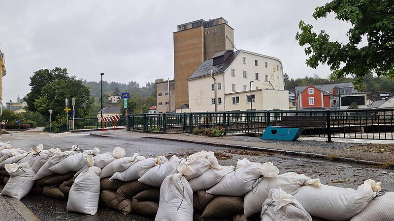 Unermüdliche Helfer befüllten Tausende Sandsäcke