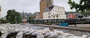 Unermüdliche Helfer befüllten Tausende Sandsäcke