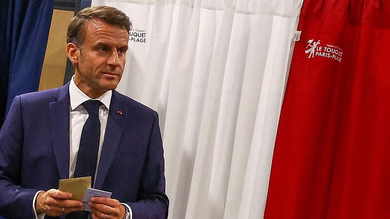 Frankreichs Präsident Macron hat nach der Niederlage bei der EU-Wahl überraschend Parlamentsneuwahlen ausgerufen.