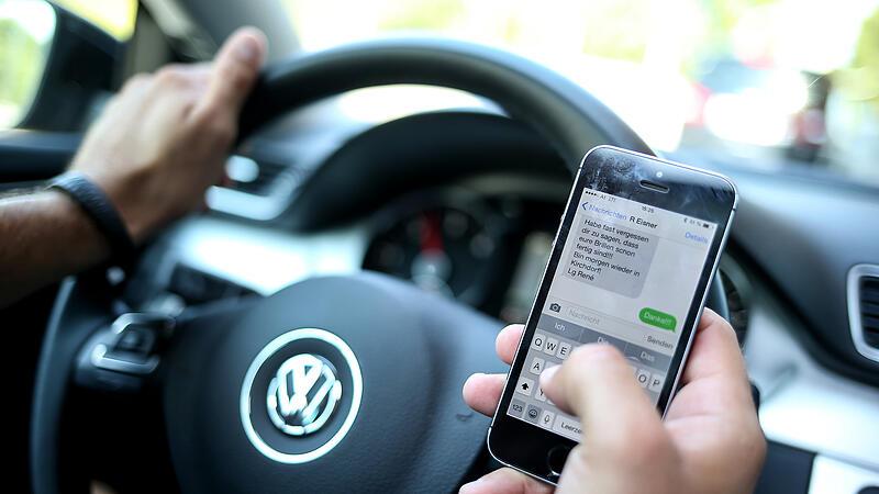 Jede halbe Stunde wird ein Lenker mit seinem Handy am Steuer erwischt
