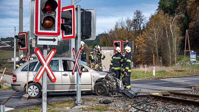 Pkw an Mühlviertler Bahnübergang von Güterzug erfasst