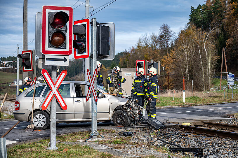 Pkw an Mühlviertler Bahnübergang von Güterzug erfasst