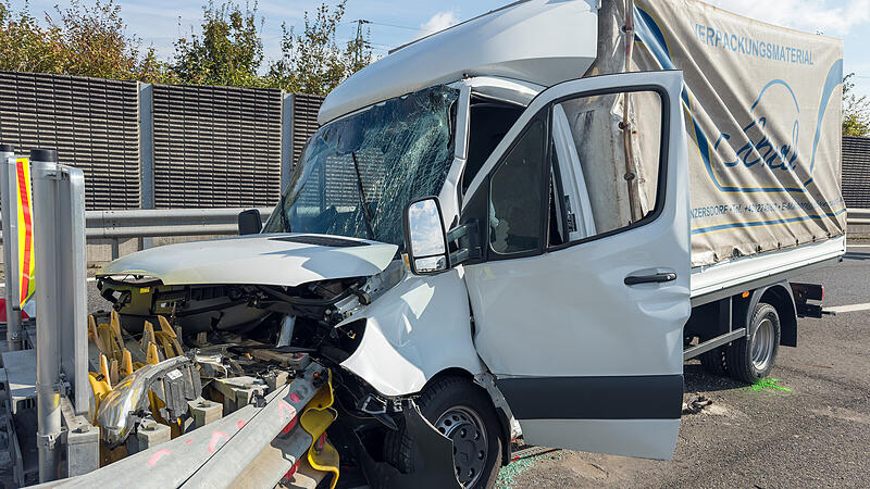 Kollision mit Aufpralldämpfer: Traffic Manager werden zu Ersthelfer nach Unfall mit Kleintransporter