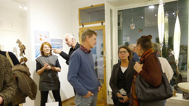 Ein kunstvolles "Gestöber" in der "galerie20gerhaus" in Ried