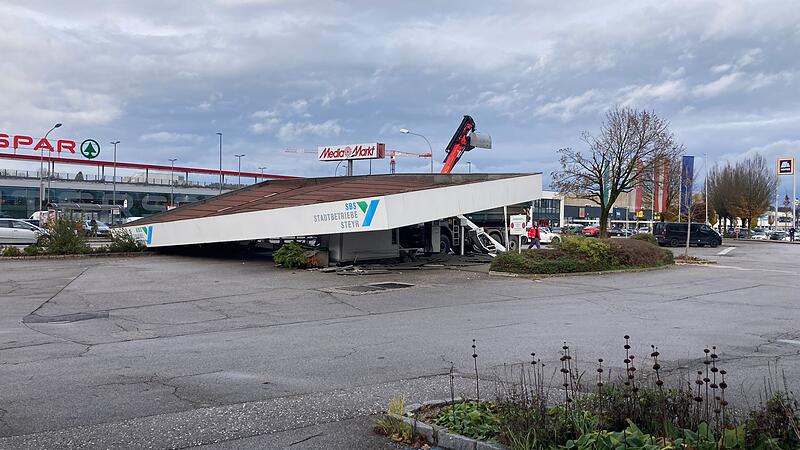 Dach eingestürzt: LKW rammt SBS-Tankstelle