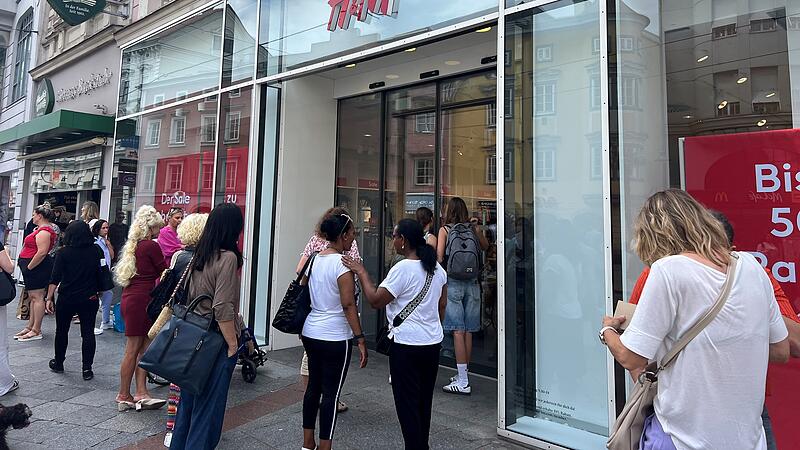 Kunden vor verschlossenen Türen beim Linzer H&M