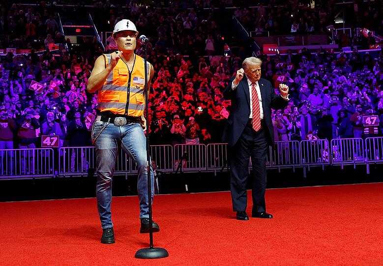 "Y.M.C.A.": Hier tanzt Donald Trump mit Village People