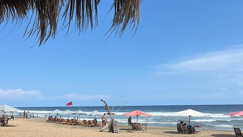 Strand Zipolite, Mexiko, rote Flagge, Wellen
