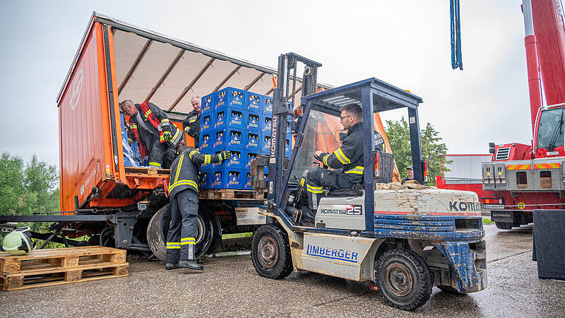 Feuerwehr bei Biertransporter-Bergung in Pettenbach im Einsatz