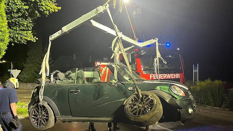 Pkw steckte in Hecke Verkehrsunfall Altmünster