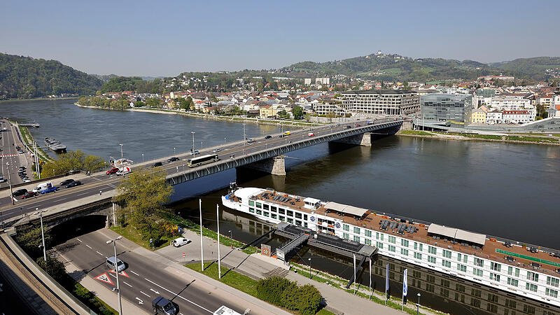 Die Nibelungenbrücke wurde in der NS-Zeit errichtet.