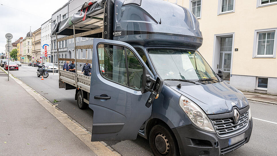 Linz: 53 Flüchtlinge saßen in Kleintransporter