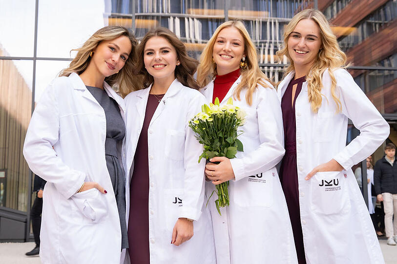 JKU-Medizinstudenten schlüpften erstmals in weißen Mantel