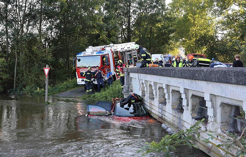 AUT, Unterwegs in Oberösterreich, Hochwasser 2024, Verkehrsunfall mit Personenrettung