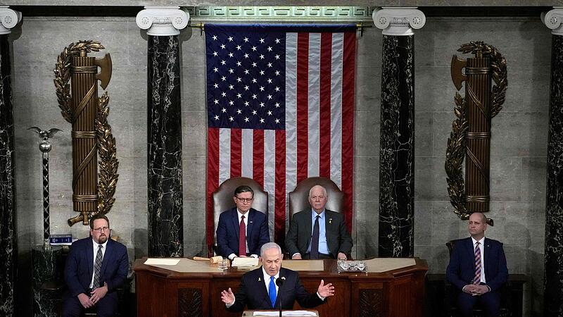Israels Ministerpräsident Netanjahu bei seiner Rede im US-Kongress am Mittwoch, hinter ihm der Republikaner Johnson und der Demokrat Cardin