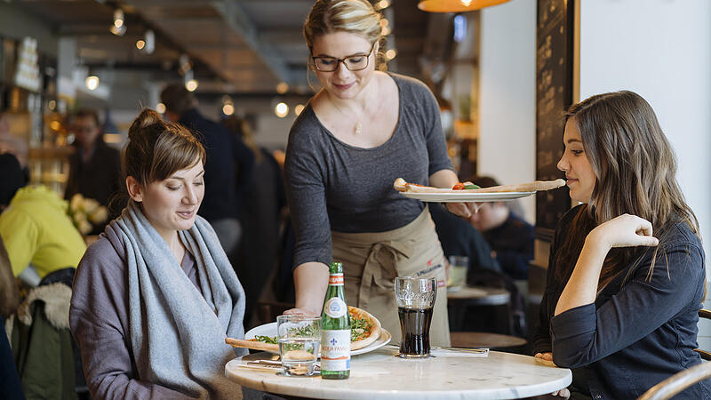 Pizza über den Tellerrand mit frischem Blumengruß