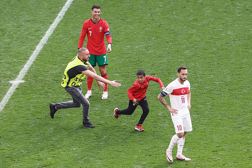 Während Match: Junger Fan rannte für Selfie mit Ronaldo auf Feld