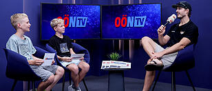 Gut vorbereitet konfrontierten die Jugendlichen Thomas Höneckl von den Black Wings mit Fragen im TV-Interview.