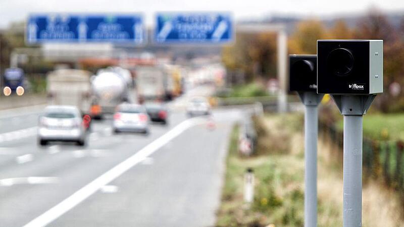 Das Tempolimit für Lastwagen in der Nacht ist weit