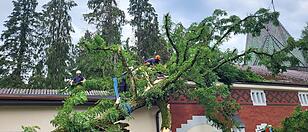 Ried: Sturm fegte Dach vom Internat, 6800 Haushalte waren ohne Strom