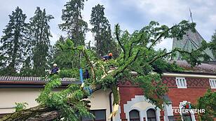 Ried: Sturm fegte Dach vom Internat, 6800 Haushalte waren ohne Strom