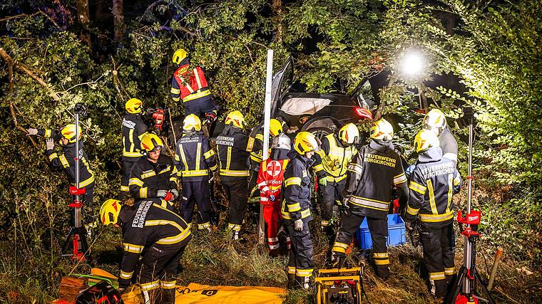 Schwerer Unfall in Burgkirchen - BMW gegen Baum geprallt