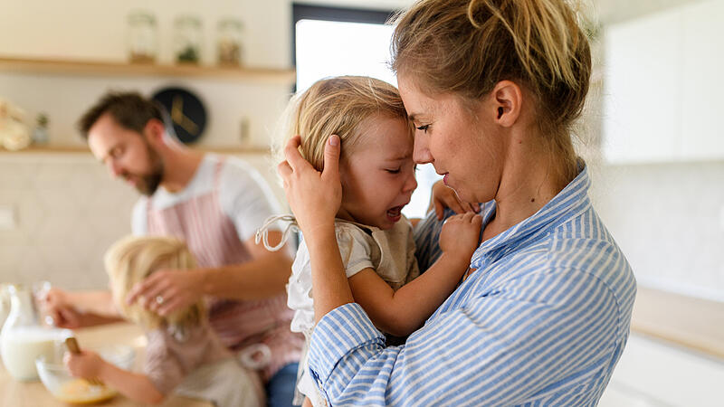 Kind Mutter Familie Trösten