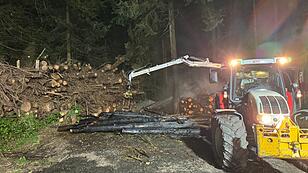 Löscharbeiten beim Brand eines Holzlagers