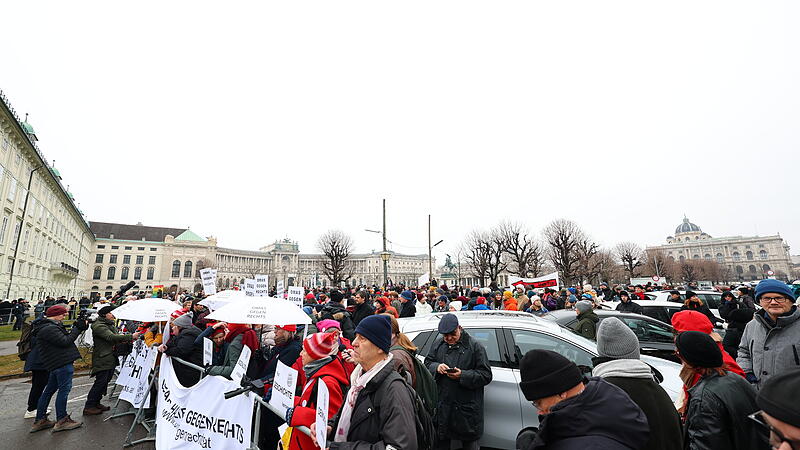 KOALITION: DEMONSTRATION AM BALLHAUSPLATZ