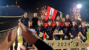 So sehen Sieger aus: Guggenberger feiern WM-Pokal mit den Fans