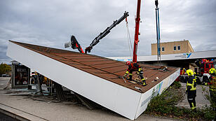 Lkw rammte SBS-Tankstelle in Steyr - Dach eingestürzt