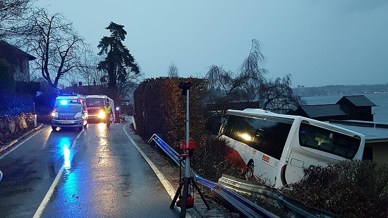 Bus über Böschung gekippt Seewalchen am Attersee