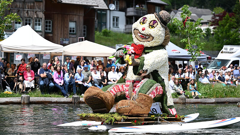 Bunte Kunstwerke auf dem Grundlsee