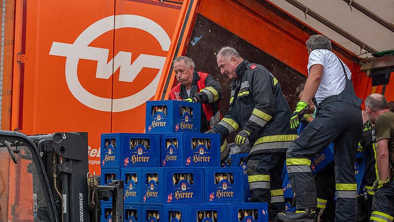 Feuerwehr bei Biertransporter-Bergung in Pettenbach im Einsatz