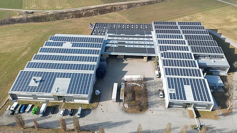 Entire company roof full of photovoltaic systems - 24 Hours World