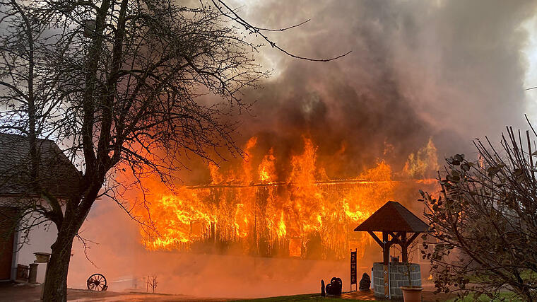 Großbrand bei Bio-Betrieb: Kräutertrocknungshalle komplett abgebrannt