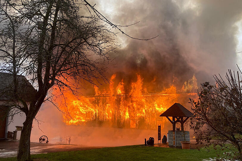 Großbrand bei Bio-Betrieb: Kräutertrocknungshalle komplett abgebrannt